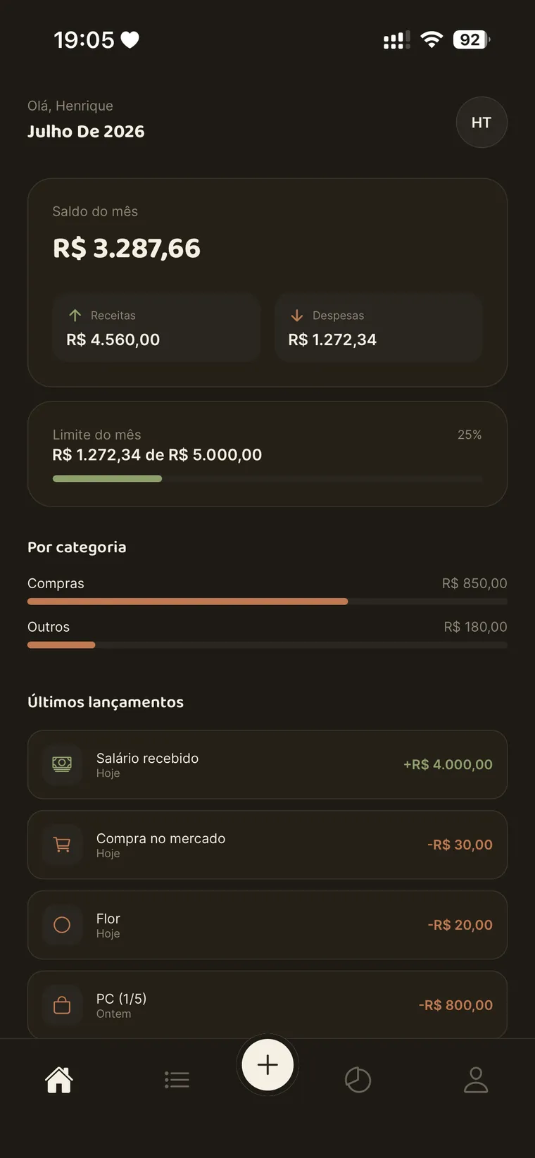 Tela do aplicativo Moedy mostrando o saldo do mês e os últimos lançamentos categorizados automaticamente
